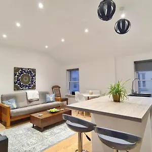 Modern & Central, Perfect Getaway- 2min Walk Holiday home